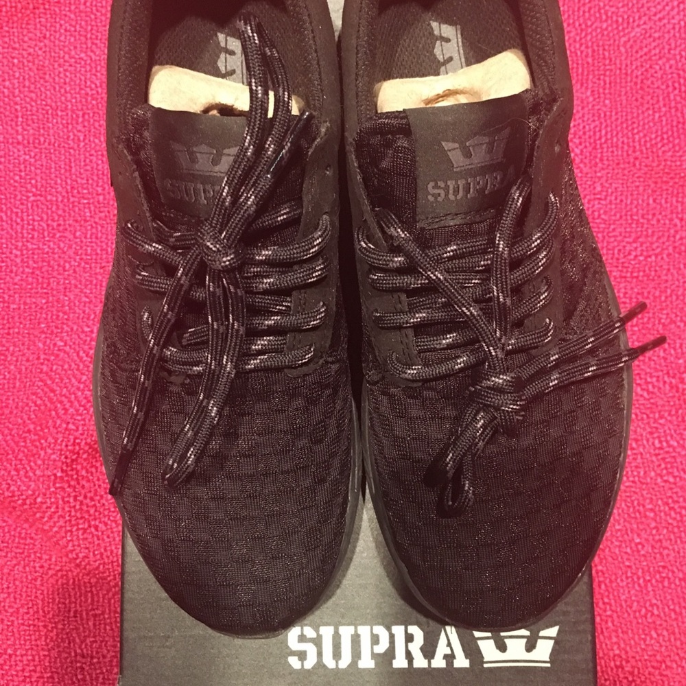BRAND NEW, FACTORY LACED, SUPRA SIZE 6 BLK SHOES!!